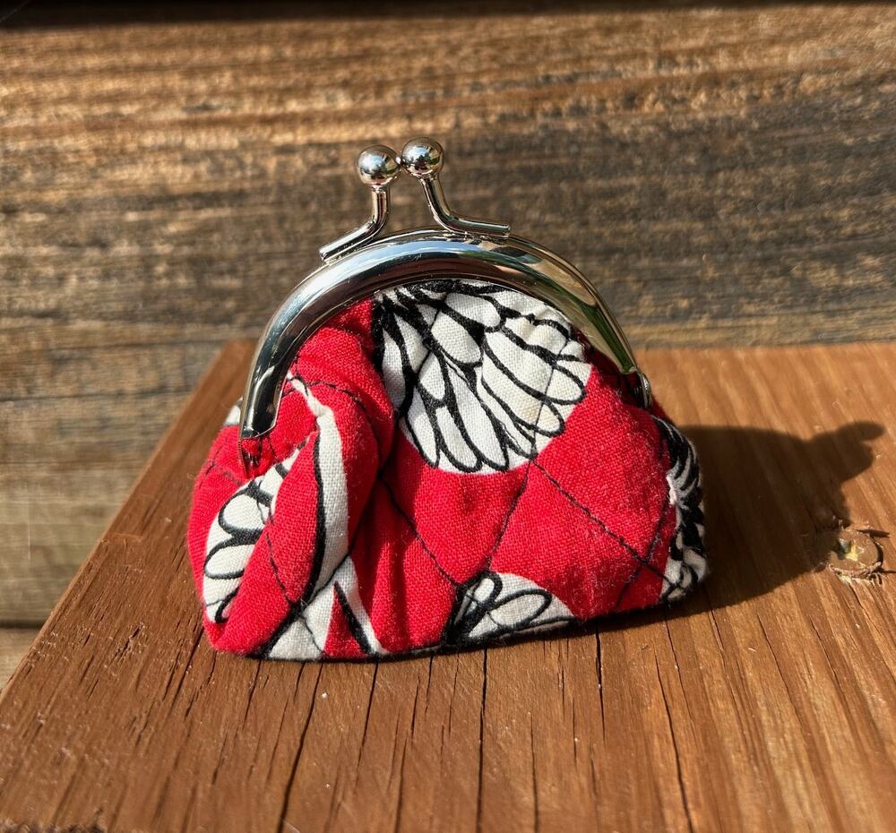 Vera Bradley Deco Daisy Kisslock Coin Purse Red Black White Floral Retired
